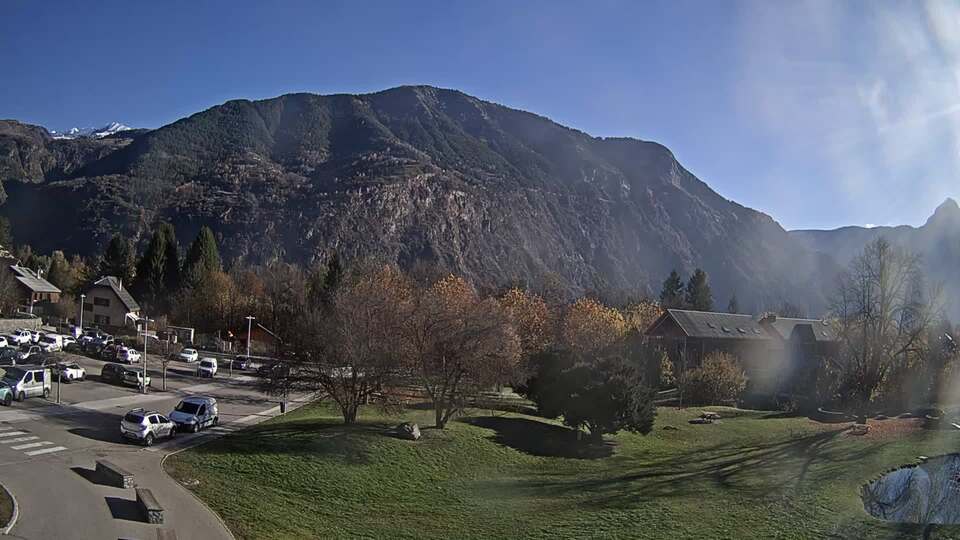 Webcam au niveau de la mairie du village du Bourg d'Oisans, aux pieds de l'Alpe d'Huez et aux portes du parc des Écrins