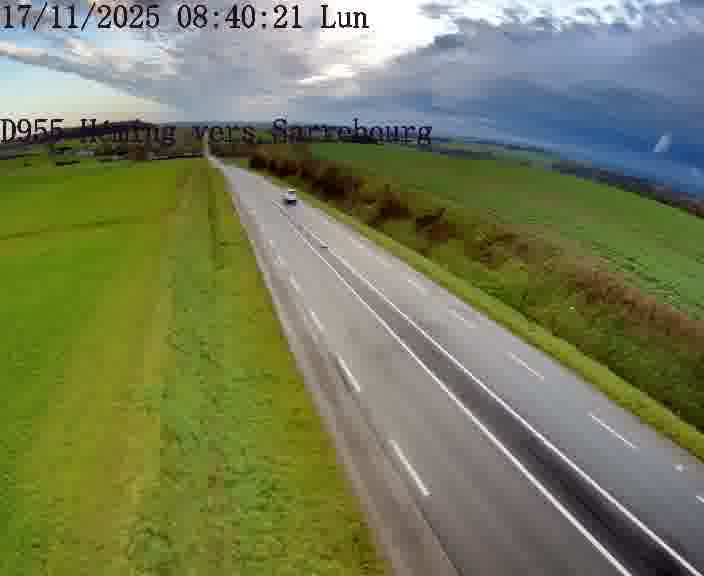Caméra routière située sur D955 (France) à Heming, orientée vers Sarrebourg, surveillant en continu la circulation locale et régionale.
