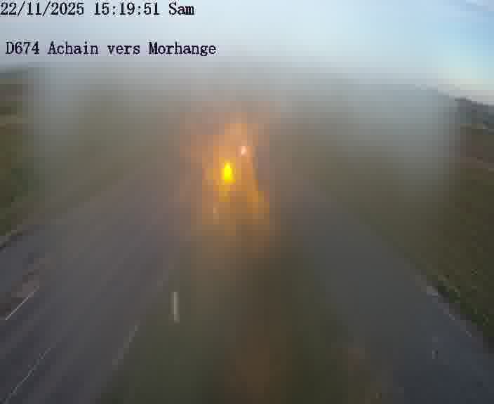 Caméra de trafic sur D674 (France) à Achain, orientée vers Morhange, permettant d’évaluer fluidité, incidents et densité automobile.