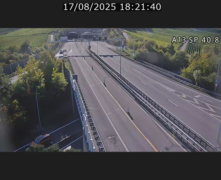 Webcam avec vue sur l'entrée côté allemand du tunnel Markusbierg à Schengen. Vue orientée vers le tunnel et Bettembourg