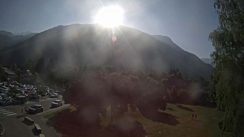 Webcam au niveau de la mairie du village du Bourg d'Oisans, aux pieds de l'Alpe d'Huez et aux portes du parc des Écrins