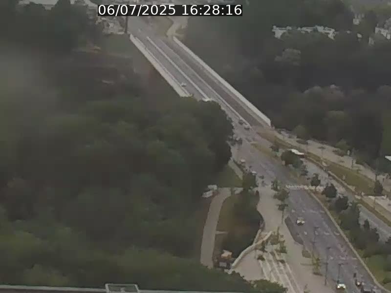 Webcam sur l'avenue John Fitzgerald Kennedy (N51) avec vue sur le Pont rouge (Pont Grande Duchesse Charlotte), l'arrêt Pfaffenthal et l'entrée du quartier Kirchberg