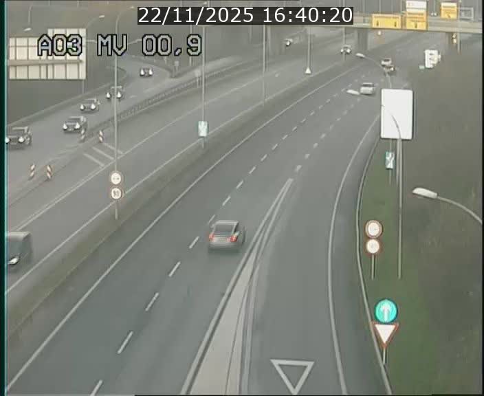 Traffic live webcam Luxembourg Croix de Gasperich - A3 - BK 0.4 - direction Luxembourg