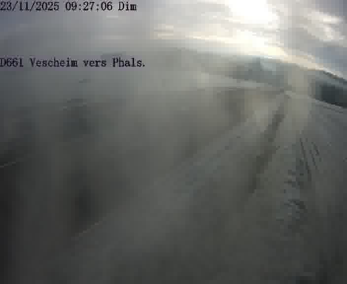 Caméra routière située sur D661 (France) à Vescheim, orientée vers Phalsbourg, surveillant en continu la circulation locale et régionale.