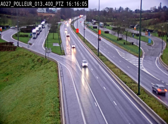Webcam A27/E42 avec vue sur le parking de l'aire de Polleur, après le Viaduc de Polleur à Theux. Vue orientée vers Liège