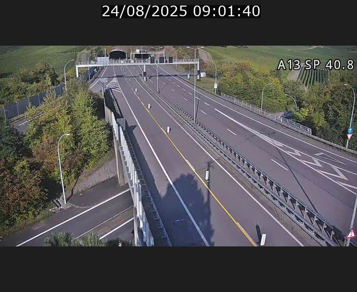 Webcam avec vue sur l'entrée côté allemand du tunnel Markusbierg à Schengen. Vue orientée vers le tunnel et Bettembourg