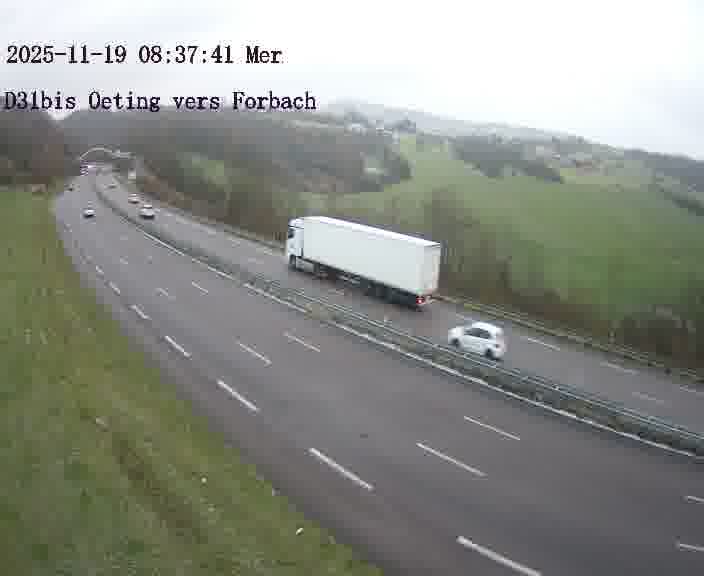 Caméra routière située sur D31bis (France) à Oeting, orientée vers Forbach, surveillant en continu la circulation locale et régionale.
