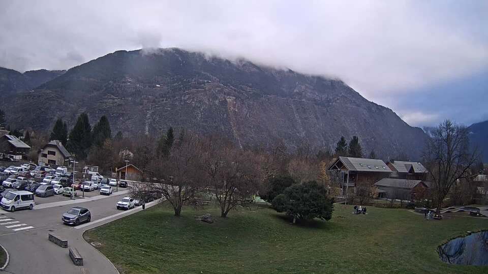 Webcam au niveau de la mairie du village du Bourg d'Oisans, aux pieds de l'Alpe d'Huez et aux portes du parc des Écrins