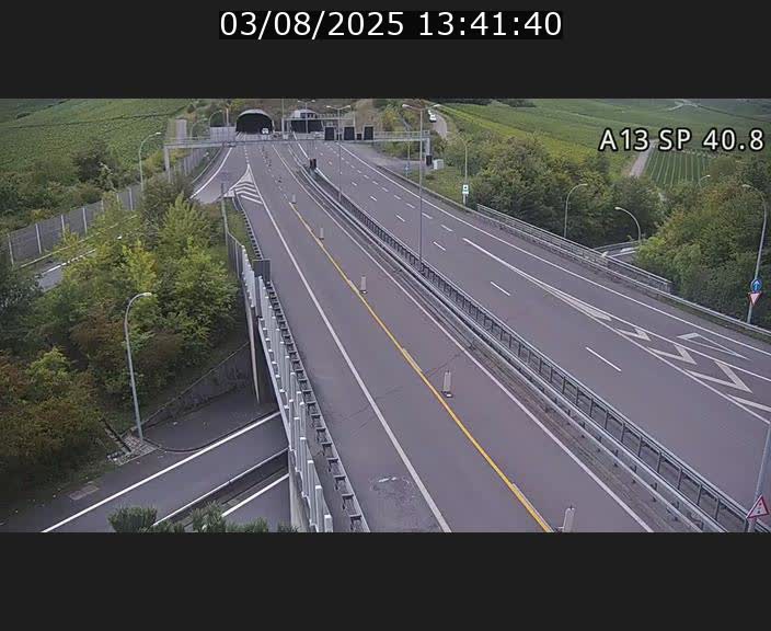Webcam avec vue sur l'entrée côté allemand du tunnel Markusbierg à Schengen. Vue orientée vers le tunnel et Bettembourg