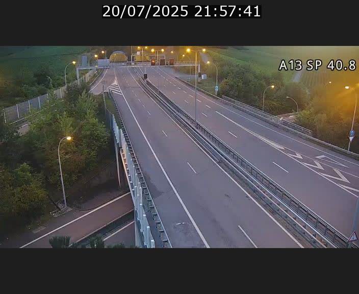 Webcam avec vue sur l'entrée côté allemand du tunnel Markusbierg à Schengen. Vue orientée vers le tunnel et Bettembourg