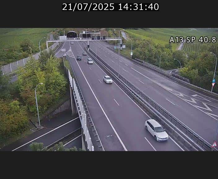 Webcam avec vue sur l'entrée côté allemand du tunnel Markusbierg à Schengen. Vue orientée vers le tunnel et Bettembourg