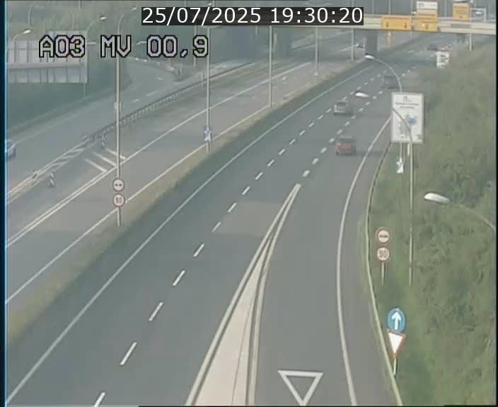 Traffic live webcam Luxembourg Croix de Gasperich - A3 - BK 0.4 - direction Luxembourg