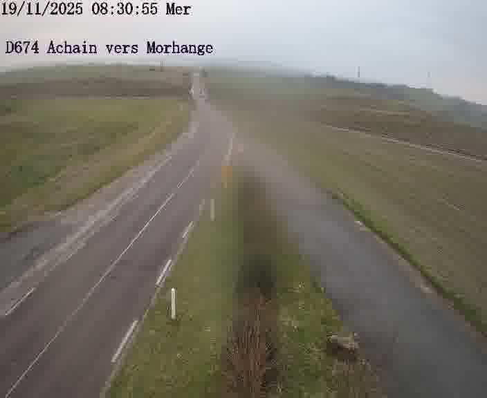 Caméra de trafic sur D674 (France) à Achain, orientée vers Morhange, permettant d’évaluer fluidité, incidents et densité automobile.