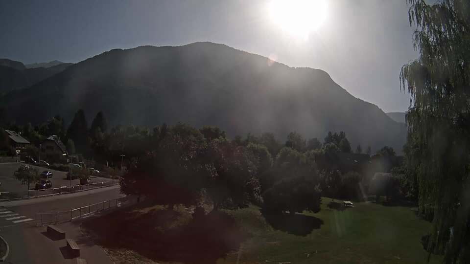 Webcam au niveau de la mairie du village du Bourg d'Oisans, aux pieds de l'Alpe d'Huez et aux portes du parc des Écrins