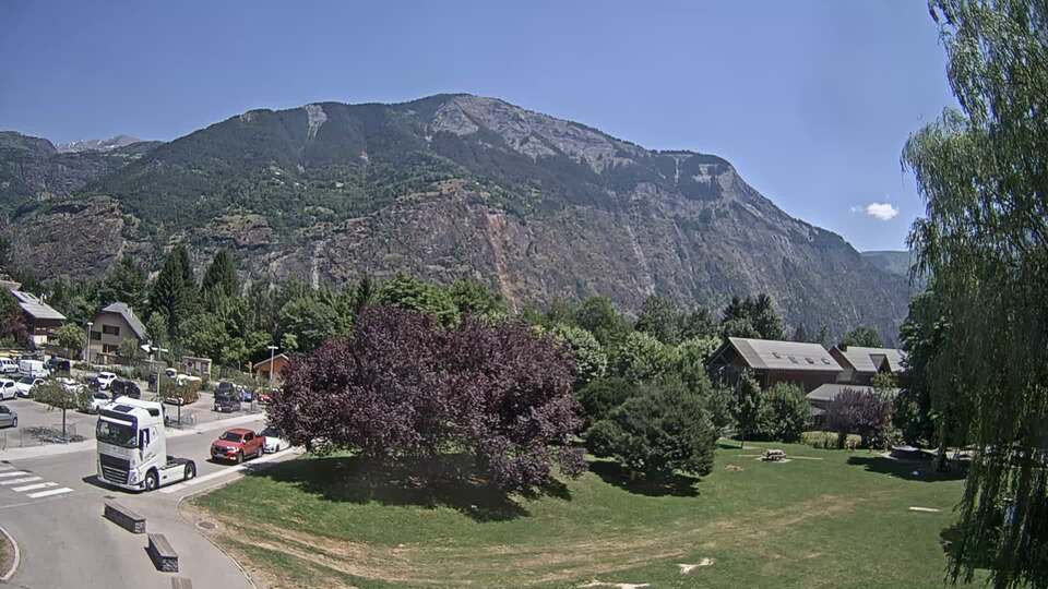 Webcam au niveau de la mairie du village du Bourg d'Oisans, aux pieds de l'Alpe d'Huez et aux portes du parc des Écrins