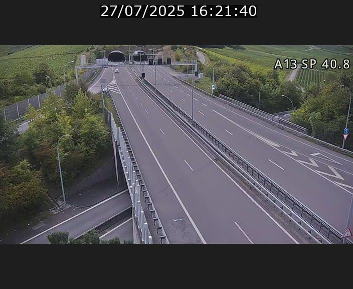 Webcam avec vue sur l'entrée côté allemand du tunnel Markusbierg à Schengen. Vue orientée vers le tunnel et Bettembourg