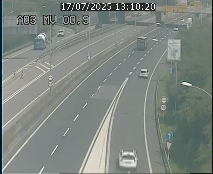 Traffic live webcam Luxembourg Croix de Gasperich - A3 - BK 0.4 - direction Luxembourg