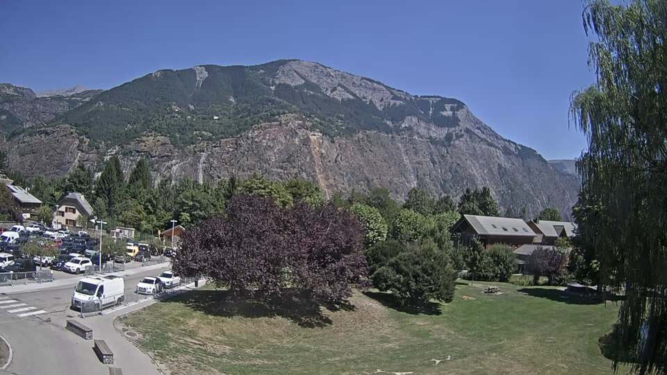 Webcam au niveau de la mairie du village du Bourg d'Oisans, aux pieds de l'Alpe d'Huez et aux portes du parc des Écrins