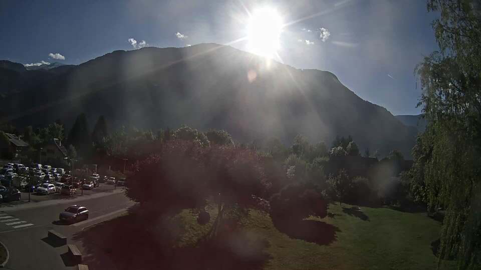 Webcam au niveau de la mairie du village du Bourg d'Oisans, aux pieds de l'Alpe d'Huez et aux portes du parc des Écrins