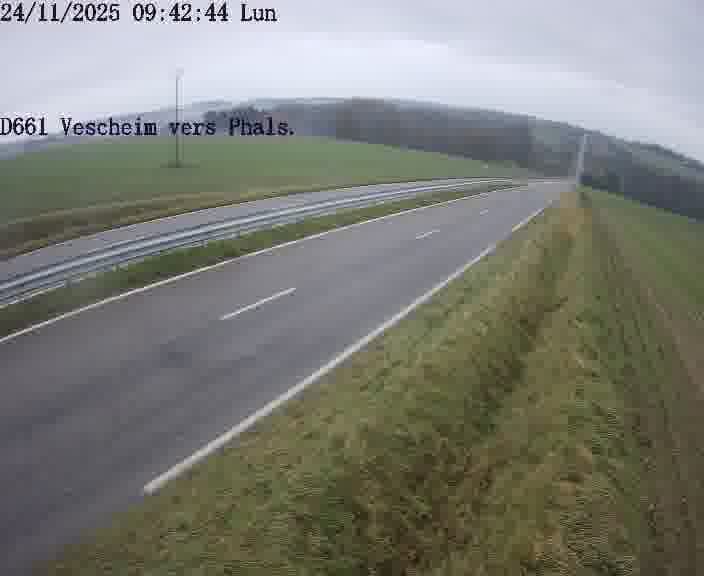 Caméra routière située sur D661 (France) à Vescheim, orientée vers Phalsbourg, surveillant en continu la circulation locale et régionale.