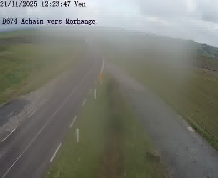 Caméra de trafic sur D674 (France) à Achain, orientée vers Morhange, permettant d’évaluer fluidité, incidents et densité automobile.