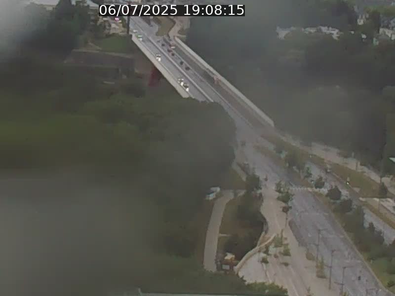 Webcam sur l'avenue John Fitzgerald Kennedy (N51) avec vue sur le Pont rouge (Pont Grande Duchesse Charlotte), l'arrêt Pfaffenthal et l'entrée du quartier Kirchberg