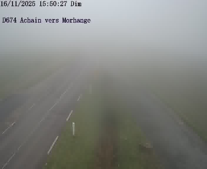 Caméra de trafic sur D674 (France) à Achain, orientée vers Morhange, permettant d’évaluer fluidité, incidents et densité automobile.
