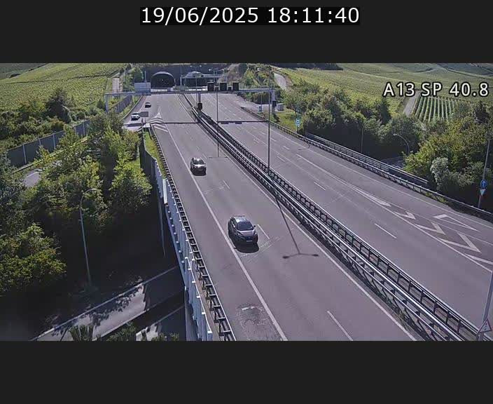 Webcam avec vue sur l'entrée côté allemand du tunnel Markusbierg à Schengen. Vue orientée vers le tunnel et Bettembourg