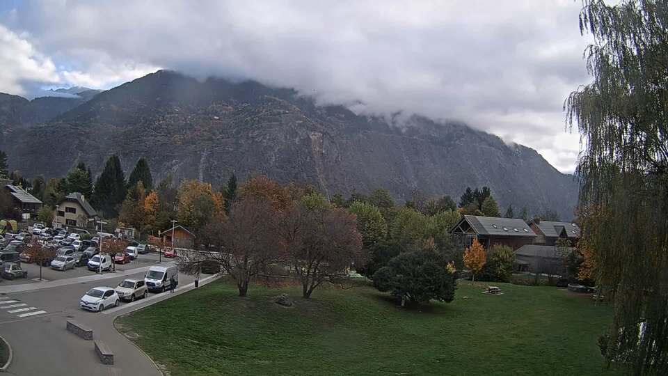 Webcam au niveau de la mairie du village du Bourg d'Oisans, aux pieds de l'Alpe d'Huez et aux portes du parc des Écrins