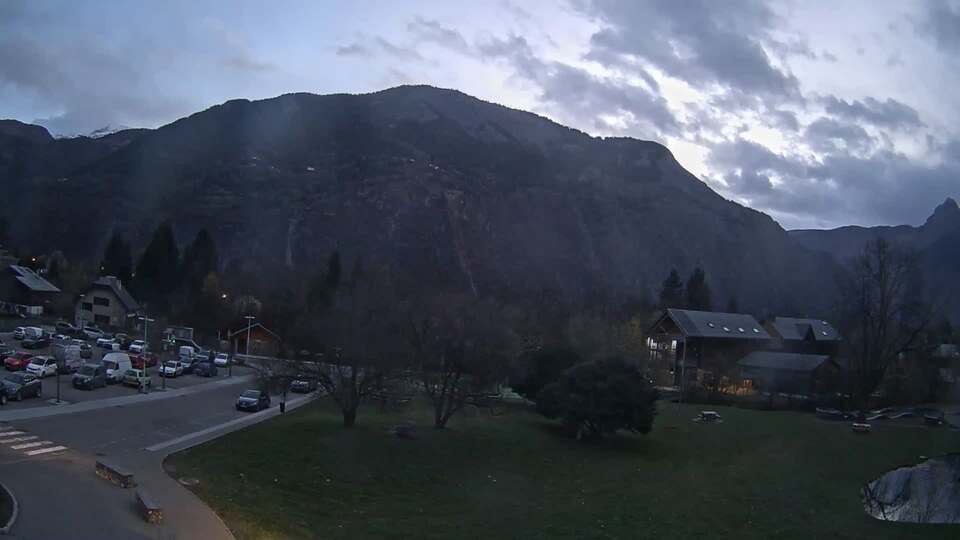 Webcam au niveau de la mairie du village du Bourg d'Oisans, aux pieds de l'Alpe d'Huez et aux portes du parc des Écrins