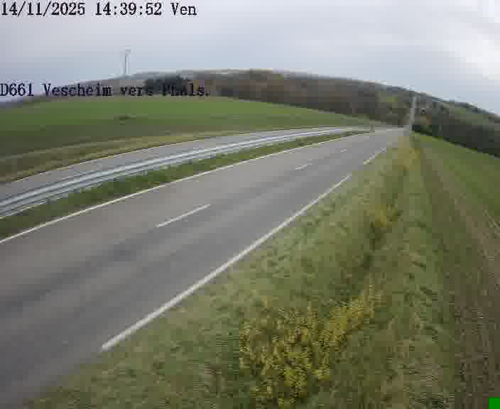 Caméra routière située sur D661 (France) à Vescheim, orientée vers Phalsbourg, surveillant en continu la circulation locale et régionale.