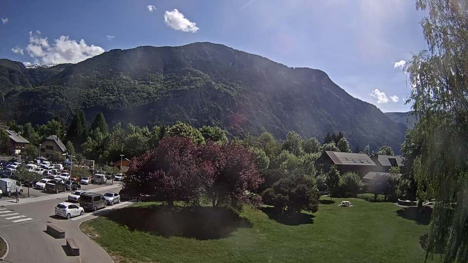 Webcam au niveau de la mairie du village du Bourg d'Oisans, aux pieds de l'Alpe d'Huez et aux portes du parc des Écrins