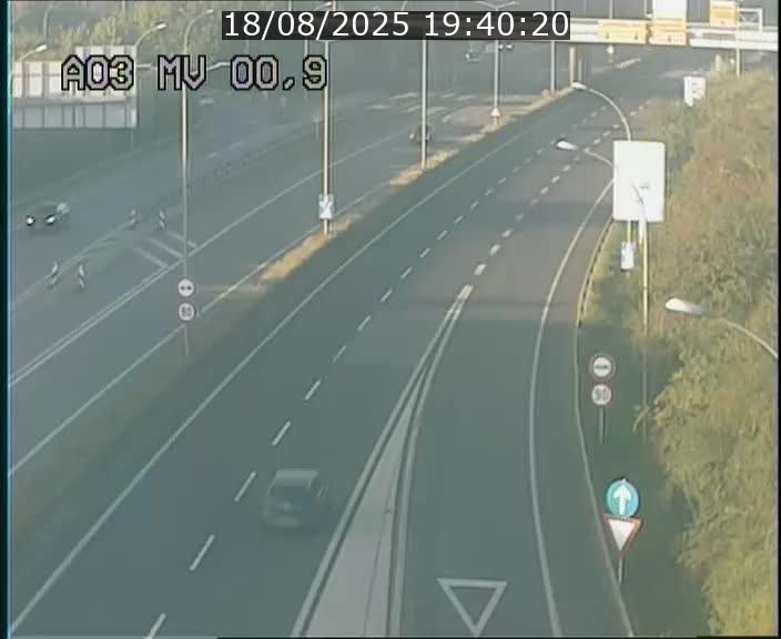 Traffic live webcam Luxembourg Croix de Gasperich - A3 - BK 0.4 - direction Luxembourg