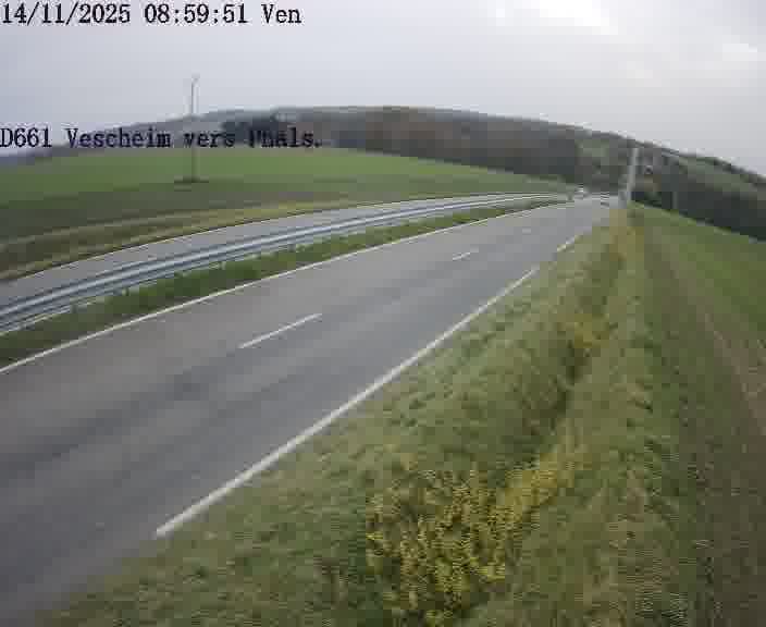 Caméra routière située sur D661 (France) à Vescheim, orientée vers Phalsbourg, surveillant en continu la circulation locale et régionale.