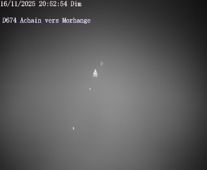 Caméra de trafic sur D674 (France) à Achain, orientée vers Morhange, permettant d’évaluer fluidité, incidents et densité automobile.