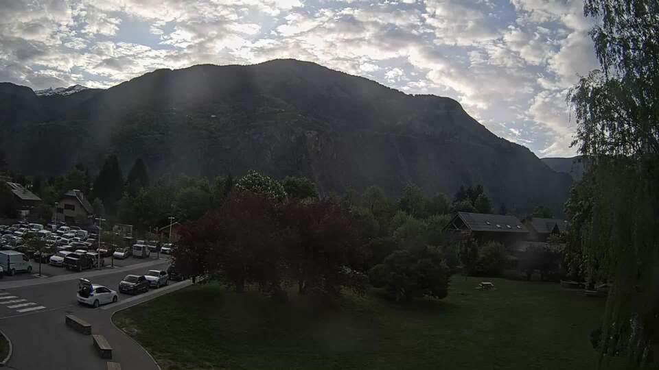 Webcam au niveau de la mairie du village du Bourg d'Oisans, aux pieds de l'Alpe d'Huez et aux portes du parc des Écrins