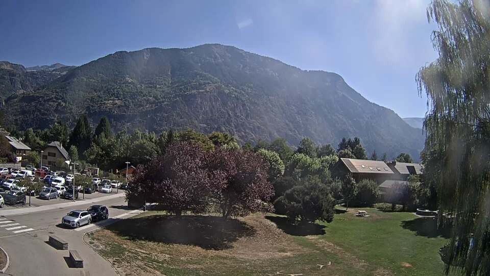 Webcam au niveau de la mairie du village du Bourg d'Oisans, aux pieds de l'Alpe d'Huez et aux portes du parc des Écrins