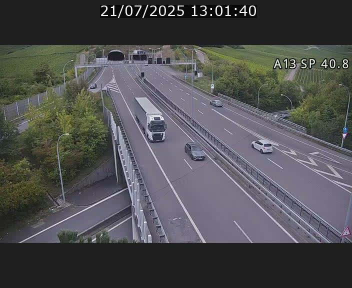Webcam avec vue sur l'entrée côté allemand du tunnel Markusbierg à Schengen. Vue orientée vers le tunnel et Bettembourg