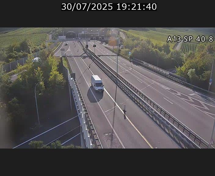 Webcam avec vue sur l'entrée côté allemand du tunnel Markusbierg à Schengen. Vue orientée vers le tunnel et Bettembourg