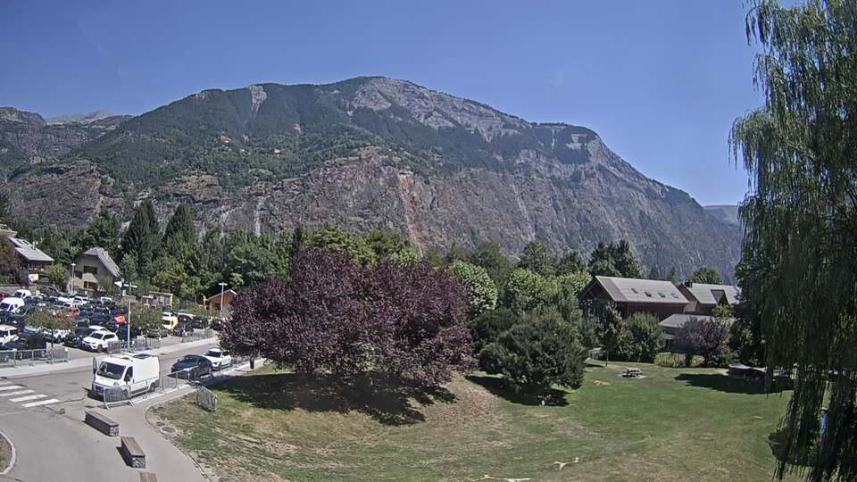 Webcam au niveau de la mairie du village du Bourg d'Oisans, aux pieds de l'Alpe d'Huez et aux portes du parc des Écrins