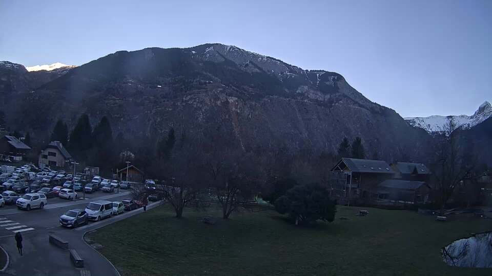 Webcam au niveau de la mairie du village du Bourg d'Oisans, aux pieds de l'Alpe d'Huez et aux portes du parc des Écrins