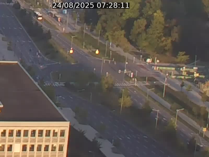 Webcam sur l'avenue John Fitzgerald Kennedy (N51) avec vue sur le Pont rouge (Pont Grande Duchesse Charlotte), l'arrêt Pfaffenthal et l'entrée du quartier Kirchberg
