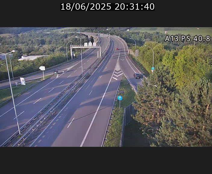 Webcam autoroute A13 à la sortie est du tunnel Markusbierg à Schengen. Vue sur le pont de la Moselle, vers l'Allemagne