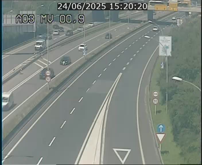 Traffic live webcam Luxembourg Croix de Gasperich - A3 - BK 0.4 - direction Luxembourg