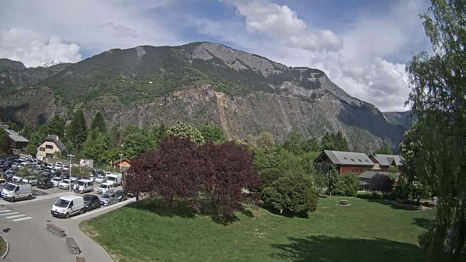 Webcam au niveau de la mairie du village du Bourg d'Oisans, aux pieds de l'Alpe d'Huez et aux portes du parc des Écrins