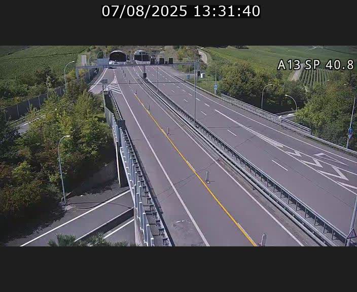 Webcam avec vue sur l'entrée côté allemand du tunnel Markusbierg à Schengen. Vue orientée vers le tunnel et Bettembourg