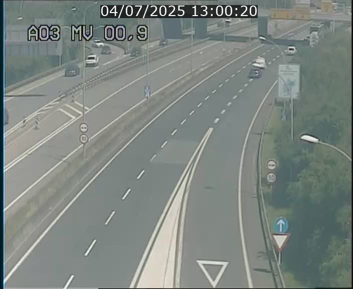 Traffic live webcam Luxembourg Croix de Gasperich - A3 - BK 0.4 - direction Luxembourg