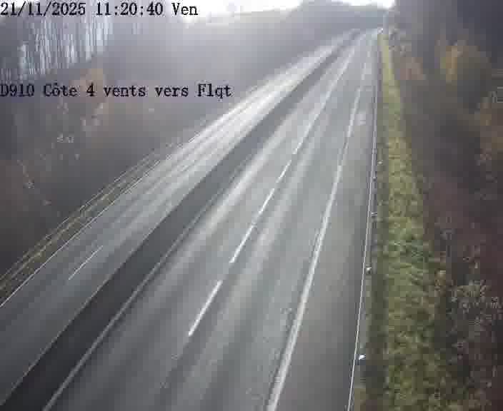 Webcam sur la D910 située dans la Côte des 4 vents. Vue orientée vers le haut de la côte, vers Faulquemont