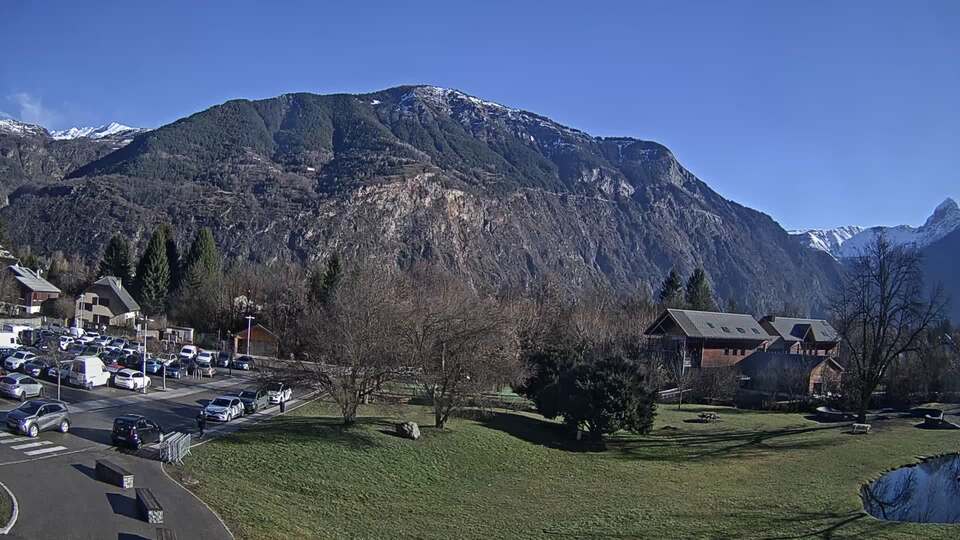 Webcam au niveau de la mairie du village du Bourg d'Oisans, aux pieds de l'Alpe d'Huez et aux portes du parc des Écrins