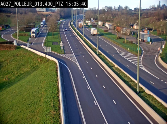 Webcam A27/E42 avec vue sur le parking de l'aire de Polleur, après le Viaduc de Polleur à Theux. Vue orientée vers Liège